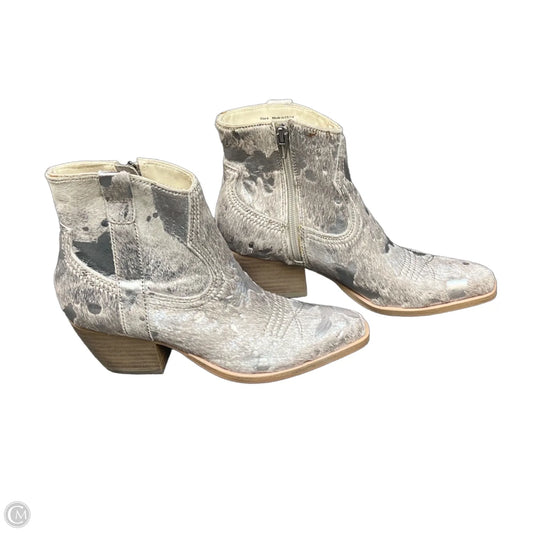 Boots Ankle Flats By Dolce Vita In Silver, Size: 6